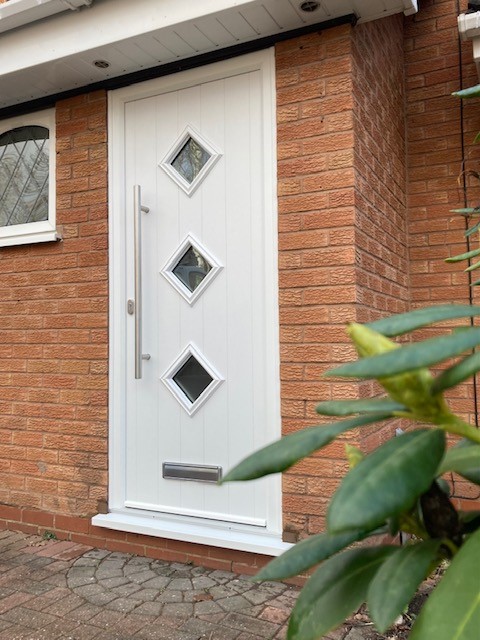 RICHMOND DOOR WHITE WITH SATIN GLASS & 900 BAR